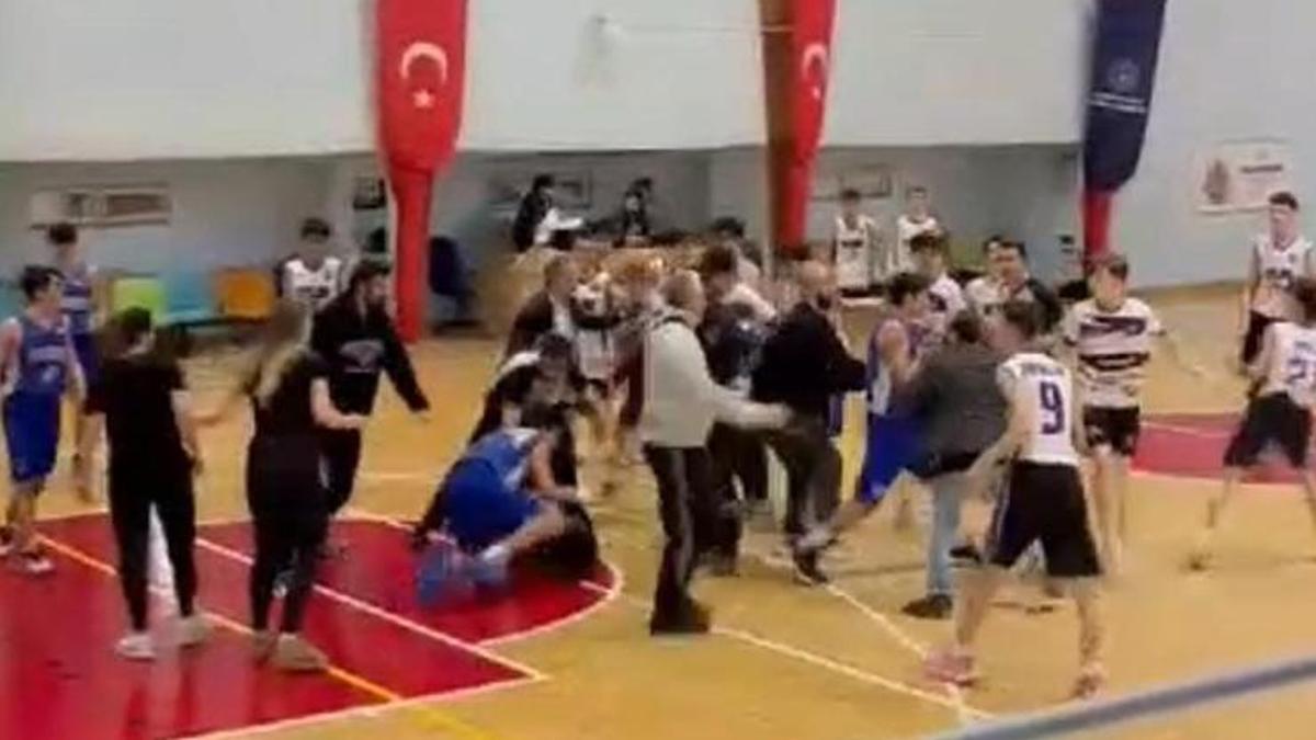 Basketbol maçı ringe döndü! Yumruklar havada uçuştu 2 basketbol maci ringe dondu yumruklar havada ucustu