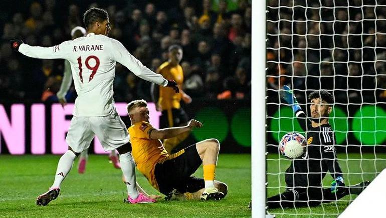 Newport County-Manchester United maçında Altay Bayındır ilk kez sahne aldı: Nihayet işbaşı yaptı 3 Newport County-Manchester United maçında Altay Bayındır ilk kez sahne aldı: Nihayet işbaşı yaptı