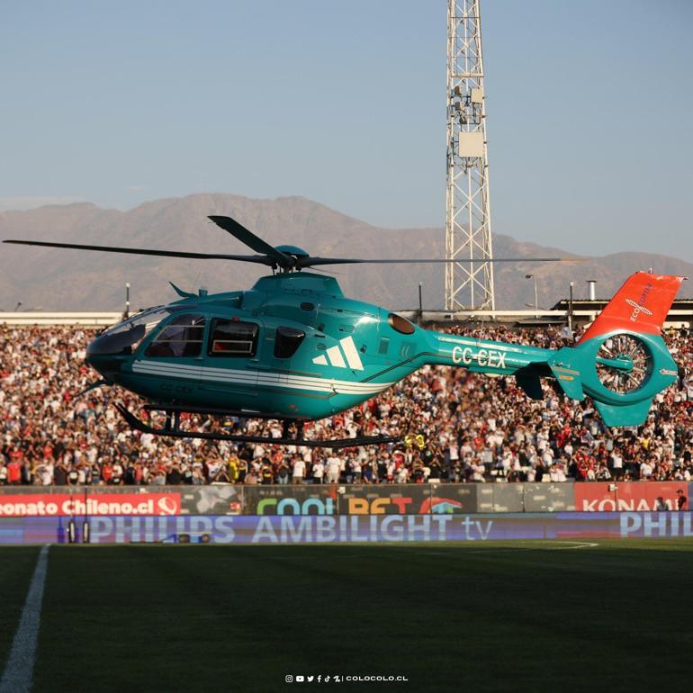 Böyle transfer şovu görülmedi! Helikopterle geldi, kılıcı çekti, ata bindi... Arturo Vidal şov 2 Böyle transfer şovu görülmedi Helikopterle geldi, kılıcı çekti, ata bindi... Arturo Vidal şov
