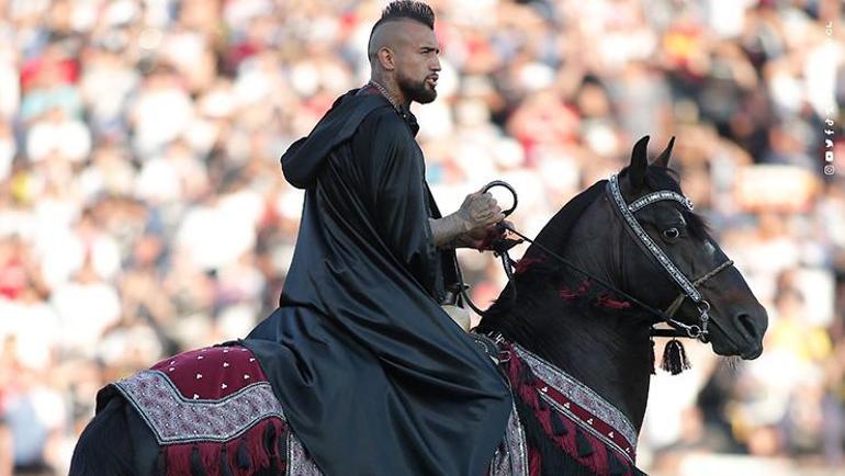 Böyle transfer şovu görülmedi! Helikopterle geldi, kılıcı çekti, ata bindi... Arturo Vidal şov 4 Böyle transfer şovu görülmedi Helikopterle geldi, kılıcı çekti, ata bindi... Arturo Vidal şov